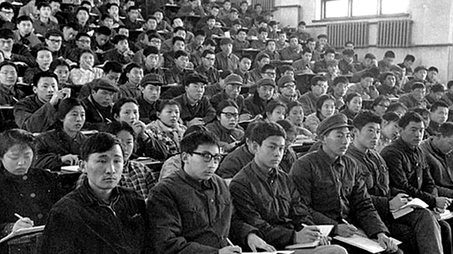 1978年清華大學學生在上課；穿著打扮實在不時髦，但看看同學們的眼神，便知道上大學對他們意味著什麼。