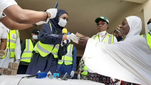 Ndị enyere aka