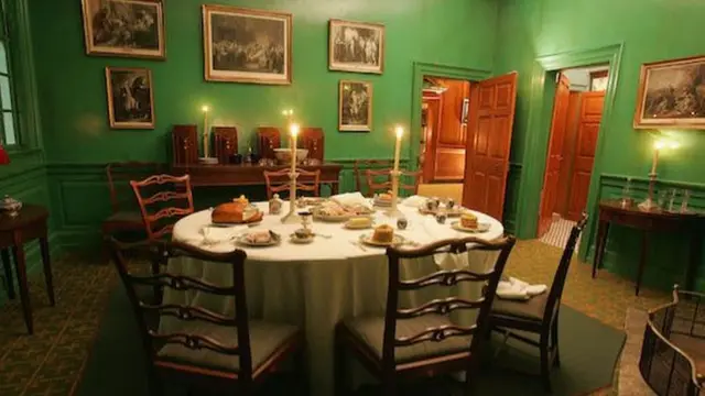 Une petite salle à manger est aménagée au domaine Mount Vernon de George Washington en Virginie