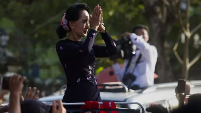 ၂၀၁၅ရွေးကောက်ပွဲကာလကမဲဆွယ်နေတဲ့ဒေါ်အောင်ဆန်းစုကြည်