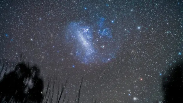 "سحابة ماغلان الكبرى" كما تبدو من عدسة تلسكوب، لا على لوح زجاجي