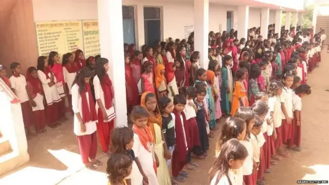 રાંચી જિલ્લા મુખ્યાલયથી 217 કિલોમીટર દૂર રાજકીય ઉત્ક્રમિત મધ્ય વિદ્યાલય