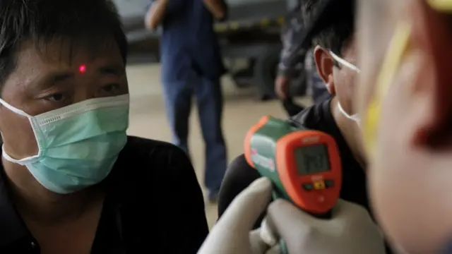 Petugas Karantina Kesehatan Pelabuhan (KKP) Kupang memeriksa kesehatan enam warga negara China yang terdampar di perairan Rote Ndao setibanya di Lantamal VII Kupang, NTT, Kamis (30/01).