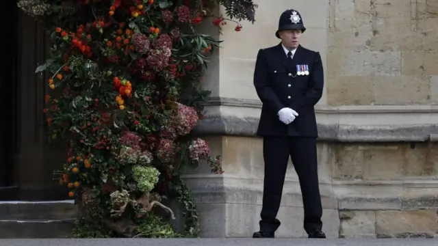 Полицейский на посту в Виндзорском замке перед часовней Св. Георгия