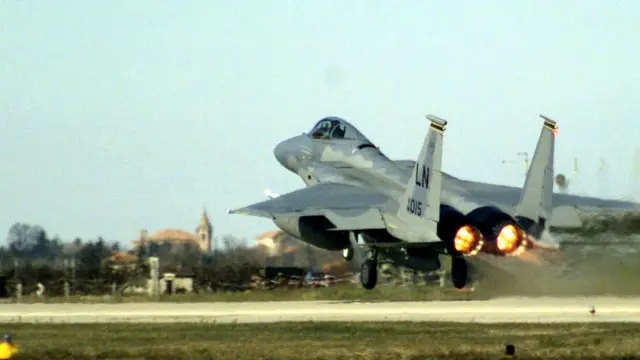 Avión de la OTAN despegando