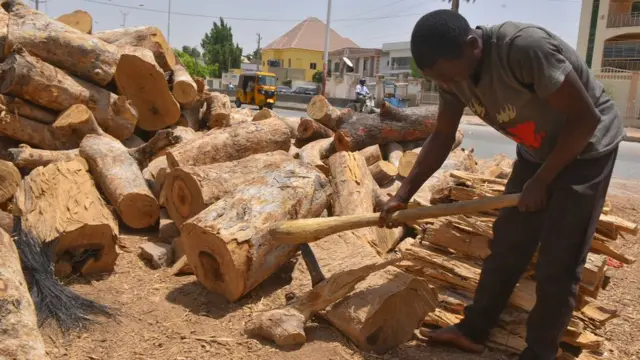 Wani mai sana'ar faskare ke nan a bakin aiki da azuminsa a baki