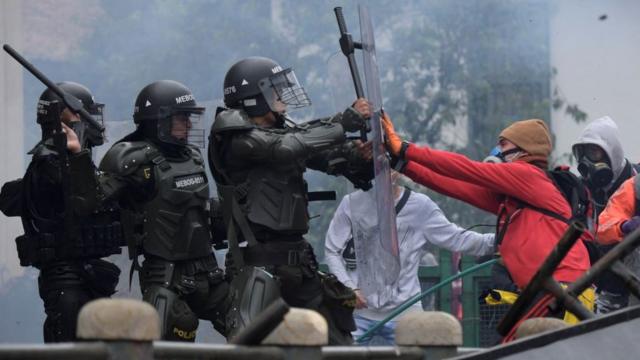 confronto entre polícia e manifestantes na Colômbia