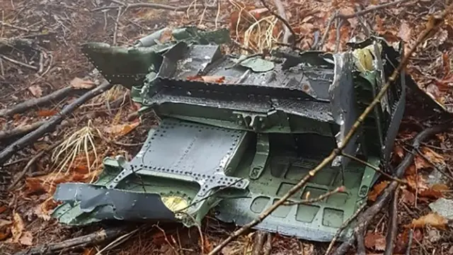 사고 가 발생한 경북 칠곡 유학산에서 발견 된 전투기의 잔해