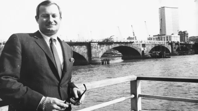 McCulloch con el Puente de Londres a sus espaldas