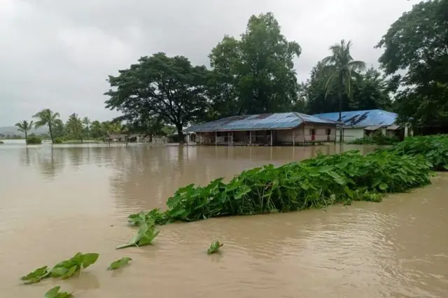 ရခိုင် နေရာတချို့ ရေပြန်ကျပေမဲ့ မြောက်ပိုင်း နှစ်မြိုနယ် ရေနစ်မြုပ်နေဆဲ