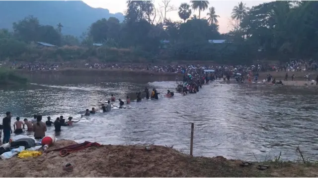 မြစ်ကိုကူးပြီး ဒုက္ခသည်တွေ အလုံးအရင်းနဲ့ ထိုင်းနိုင်ငံဘက် ဝင်လာ