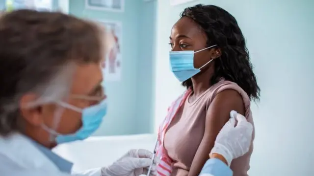 బ్రిటన్ లో తక్కువ ఆదాయ, మైనారిటీ వర్గాల వారు ఎక్కువగా వ్యాక్సీన్ పై అనుమానాలు వ్యక్తం చేస్తున్నారు