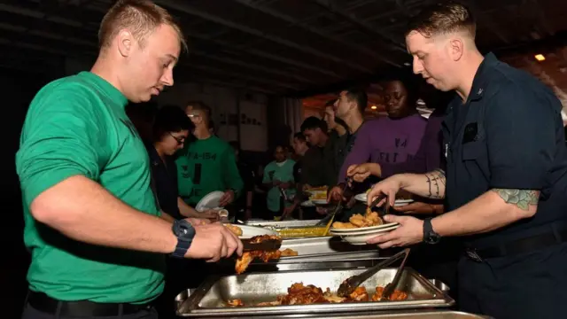 Члены экипажа "Теодора Рузвельта" в столовой корабля