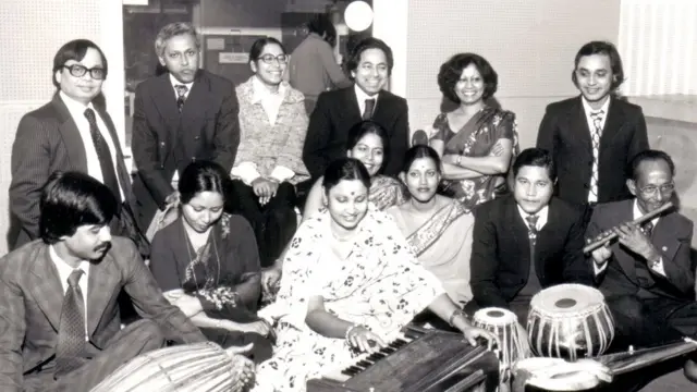 সামনের সারিতে (বাঁ থেকে): মনজুর আহমেদ, শবনম মুশতারী, ফেরদৌসী রহমান, মোর্শিদা করিম, ফরিদা পারভীন, রথীন্দ্রনাথ রায় ও আব্দুর রহমান। দাঁড়ানো: সিরাজুর রহমান, দীপংকর ঘোষ, ঝর্ণা গোর্লে, শ্যামল লোধ, তালেয়া রেহমান ও শাহাদাৎ হোসেন খান।