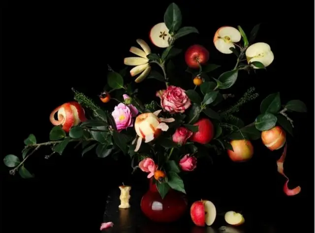 गुलाब की तरह लगे सेबों की तस्वीर