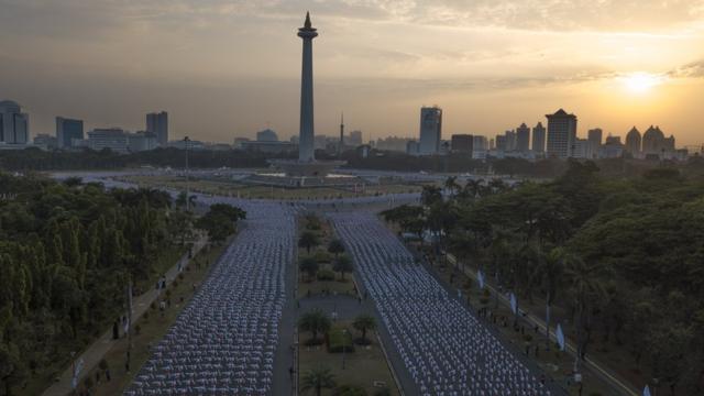 Ribuan orang memenuhi Monumen Nasional di Jakarta pada Minggu (05/08) dini hari
