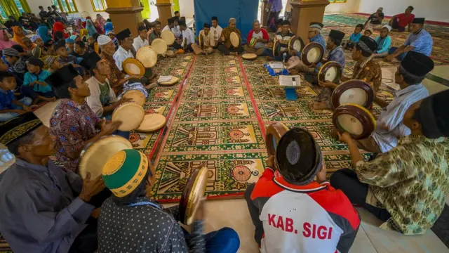 Musulmi suna buga mandiri domin bikin murnar zagoyowar ranar haihuwar Manzon Allah a Kauyen Sidondo II na Indonesia