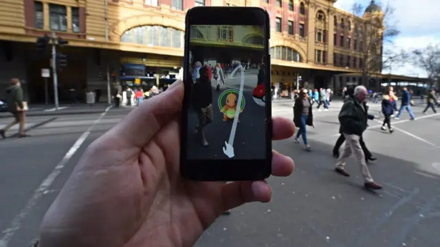 Modo de juego de Pokemon Go. Un Pokemón en medio de la calle