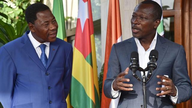 Selon Gilles Yabi, la crise actuelle au Bénin est "un affrontement" entre Yayi Boni (à gauche) et son successeur Patrice Talon, qui sont ici à Abidjan, le 18 avril 2018, pour une réunion de réconciliation à l'initiative d'Alassane Ouattara, le chef de l'Etat ivoirien.