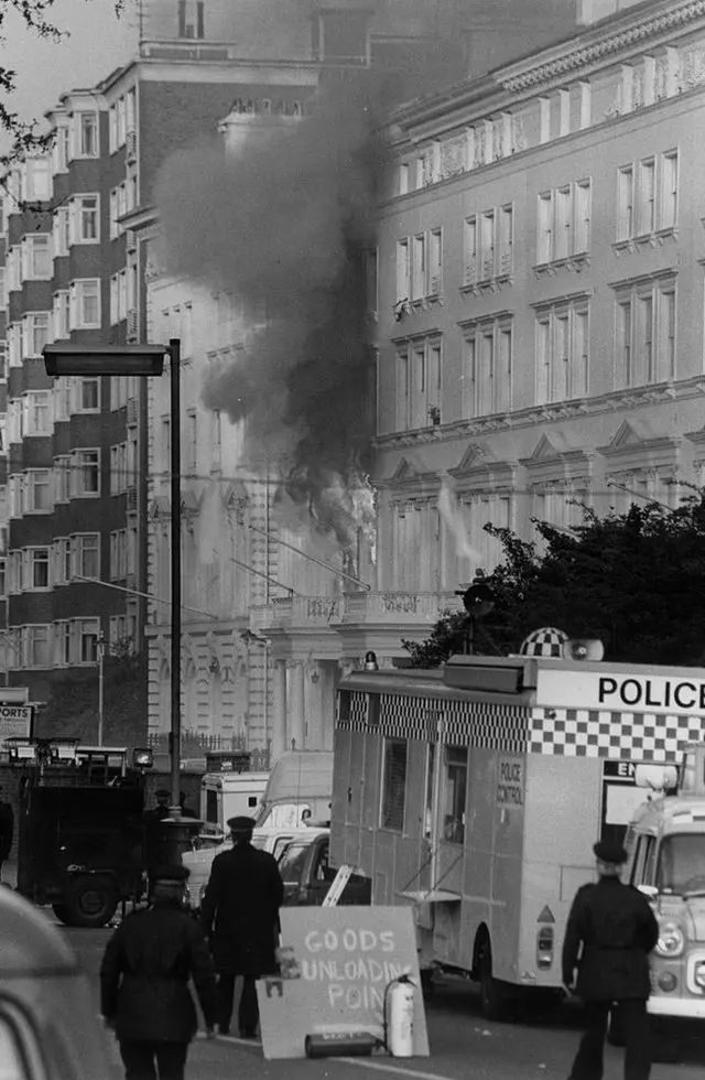 بعد از یورش و درگیری، ساختمان سفارت ایران در آتش می‌سوزد