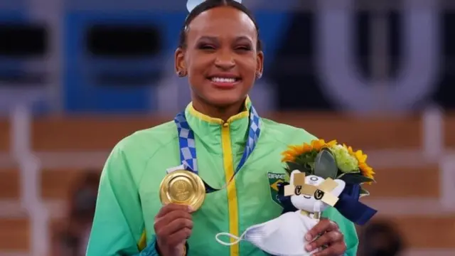 Rebeca posa sorridente com medalhafdj zebetouro