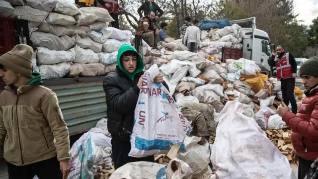 امدادگران به مردم می‌دهند برای استفاده سوخت، هاتای