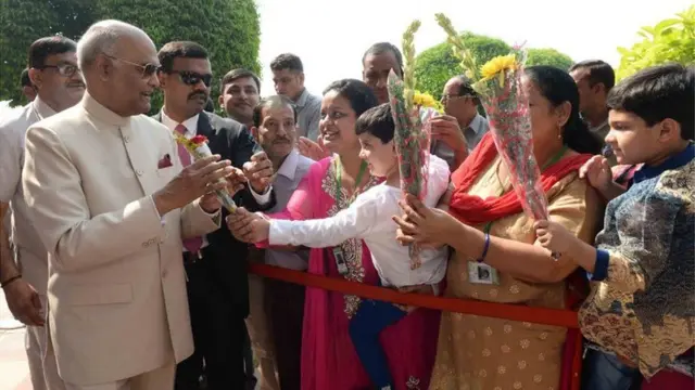 દિવાળીના તહેવાર નિમિત્તે રાષ્ટ્રપતિભવનમાં લોકો સાથે રાષ્ટ્રપતિ રામનાથ કોવિંદની તસવીર