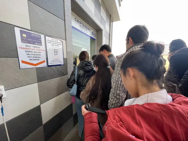 Касса олдида навбат кутаётган метро йўловчилари