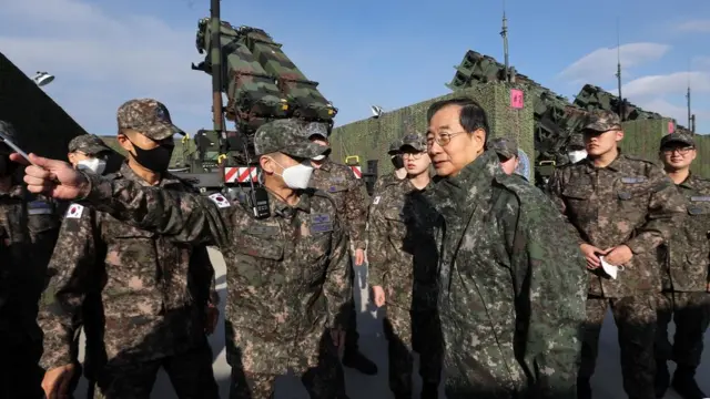 한덕수 국무총리가 28일 오후 공군 제3미사일방어여단 8787부대를 방문해 패트리어트 발사대에 대한 설명을 듣고 있다. 한 총리는 "이틀 전 북한 무인항공기의 수도권 영공 침범은 명백한 9·19 군사합의 위반"이라고 밝혔다