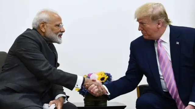 டிரம்ப் கண்ணில் படாமல் இருக்க சுவர் கட்டி மறைக்கப்படும் குஜராத் குடிசைப்பகுதி