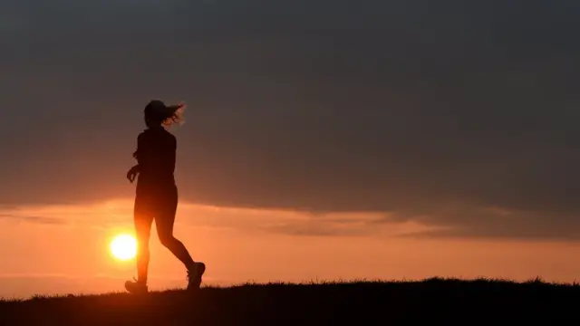 Дівчина біжить