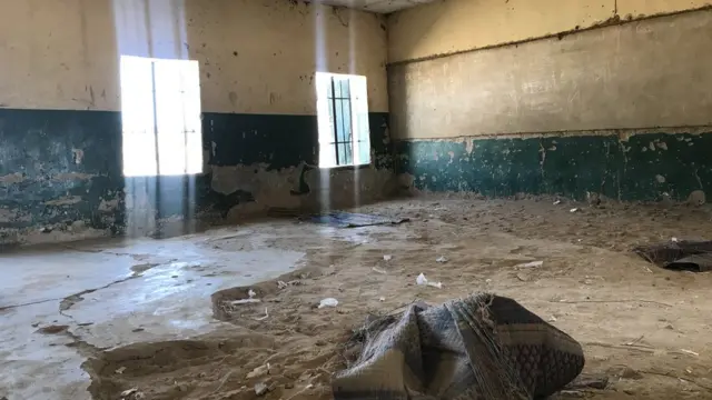 Kusan dukkanin azuzuwan wannan makaranta dalibai na zama ne a kasa
