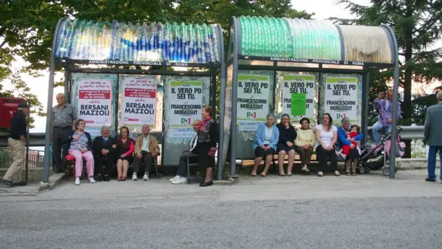 أكواب "النفايات" البلاستيكية تُحول إلى أسقف لأماكن انتظار الحافلات في إيطاليا