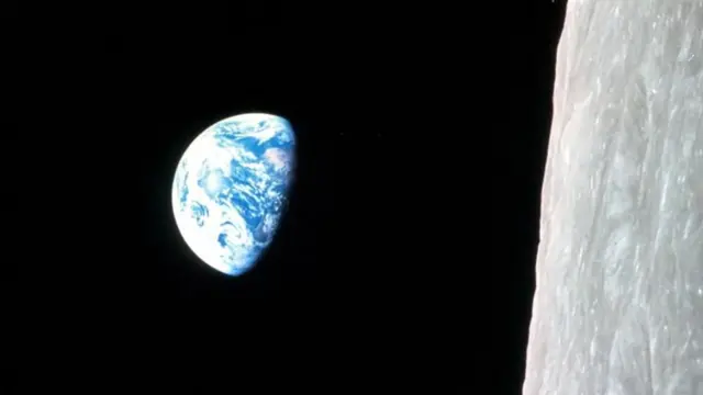 Les missions Apollo ont coïncidé avec l'essor des mouvements écologiques populaires dans les années 1960, ce qui a poussé les entreprises à répondre à leurs détracteurs