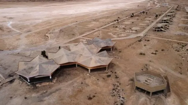 صورة لفندق مهجور في منطقة بحيرة ساوة