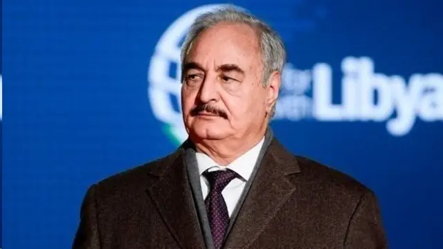 ژنرال حفتر در جریان قیام سال ۲۰۱۱ به لیبی بازگشت و رهبر یکی از گروه‌های شورشی مهم در شرق لیبی شد