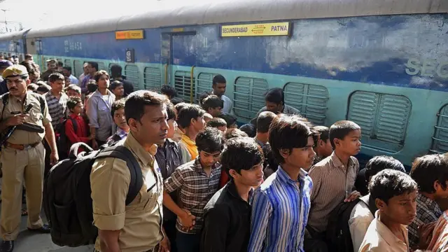 રેલવે સ્ટેશન પર લોકો