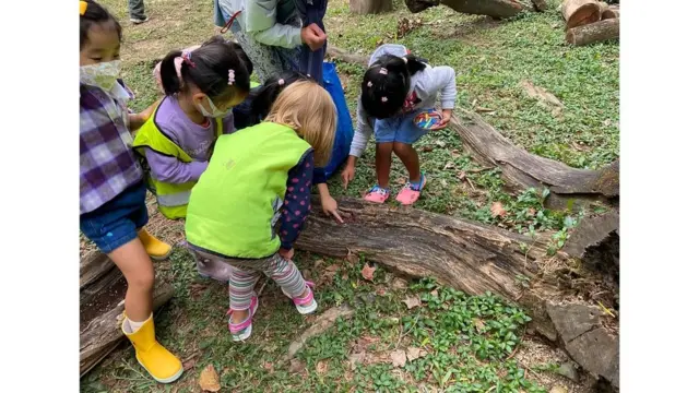 أثار وباء كورونا حوارًا عالميًا حول أهمية اللعب في الهواء الطلق