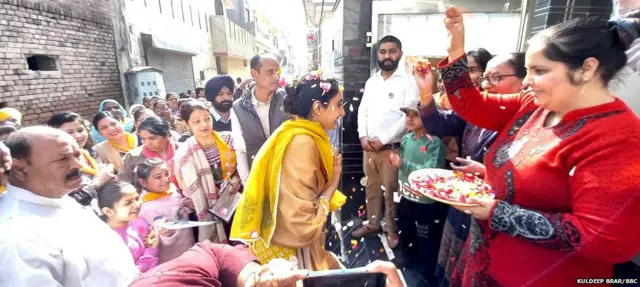 हरकीरत कौर अपने पिता सुखबीर बादल और मां हरसिमरत कौर बादल की सबसे बड़ी संतान हैं