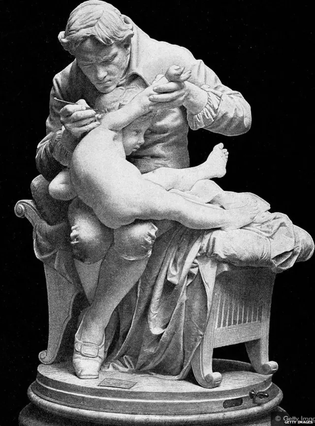 ਐਡਵਰਡ ਜੇਨਰ, ਵੱਲੋਂ ਆਪਣੇ ਪੁੱਤਰ ਨੂੰ ਟੀਕੇ ਲਗਾਉਣ ਦਾ ਯਾਦਗਾਰੀ ਬੁੱਤ ਬਣਾਇਆ ਗਿਆ ਹੈ