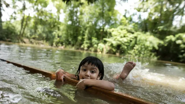 বাংলাদেশের ফেনিতে একজন শিশু সাতার শিখছে, ০২-০৮-২০২০।