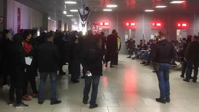 Россия миграция марказида патент навбатида турган мигрантлар