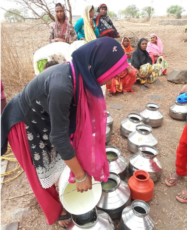 रांजणगाव दांडगा भागातील महिलांना शेतातल्या विहीरीवरून पाणी भरावं लागतं.