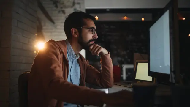 काम करता हुआ एक शख़्स