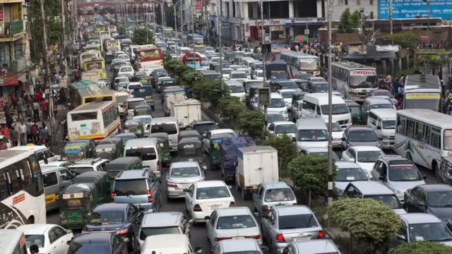 ঢাকার রাস্তায় শুধু গাড়ি আর গাড়ি