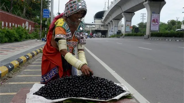 ఖాళీగా ఉన్న హైదరాబాద్ రోడ్లు