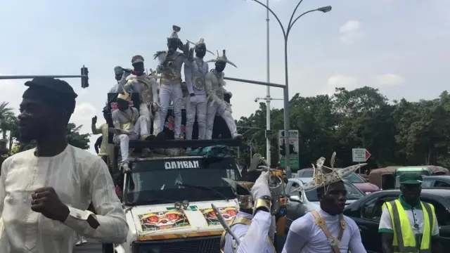 Wasu matasa a kan mota sa'ilin zagayen Maulidi a Abuja, 11 ga watan Nuwamba, 2019