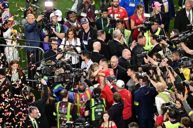 Igrač Kanzas Sitija Trevis Kelč i njegova devojka pop zvezda Tejlor Svift na 49. Superbolu