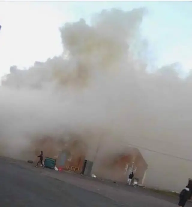 بي بي سي وثقت شهادات لآخرين داخل المخيم ممن ظهرت نتيجتهم سلبية بعد الفحص ولكنهم ظلوا في الغرف نفسها مع أشخاص كانوا مصابين بفيروس كورونا.