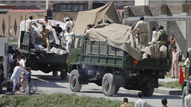 جنود يحملون الركام من المجمع السكني الذي اختبأ فيه بن لادن